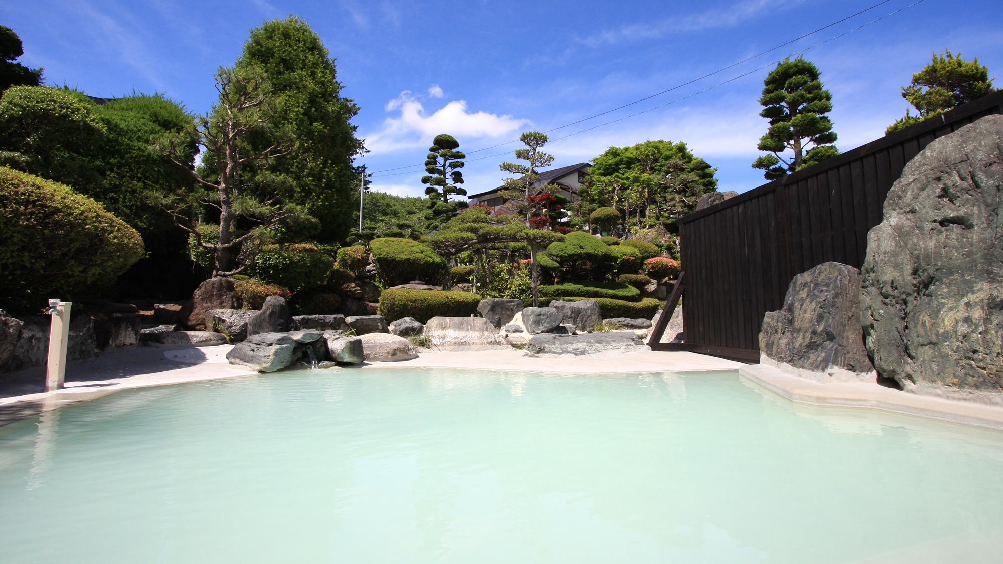 *庭園大浴場（女湯）／見上げれば青い空！開放的な源泉掛け流し温泉露天風呂です。