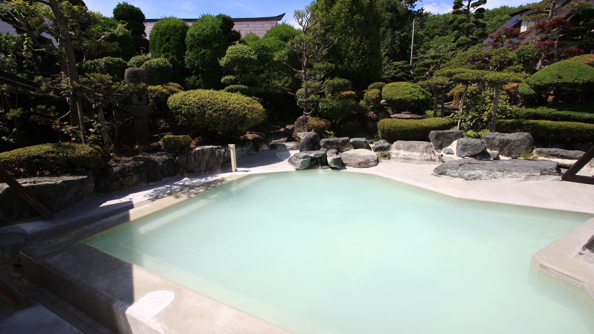 *庭園大浴場（女湯）／広さは中ノ沢温泉随一の庭園露天風呂です。