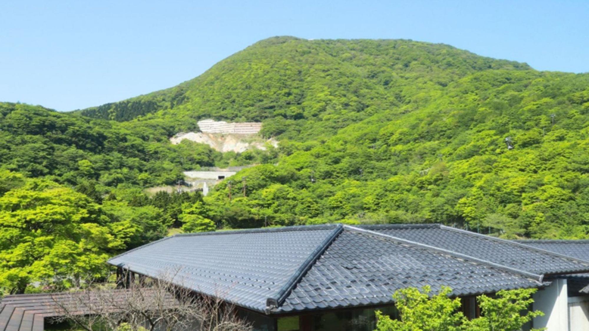 【春～夏】新緑が美しい季節。空気が澄んでいる標高935ｍに佇む。