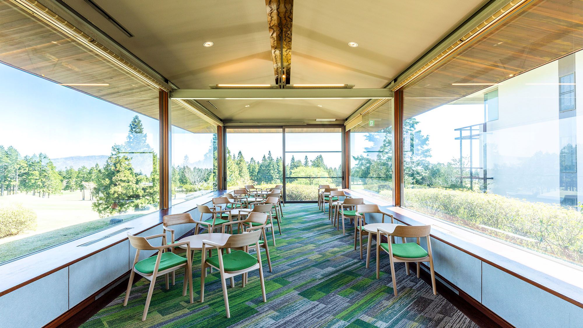 【ラウンジ】ゴルフ場の緑が一望。