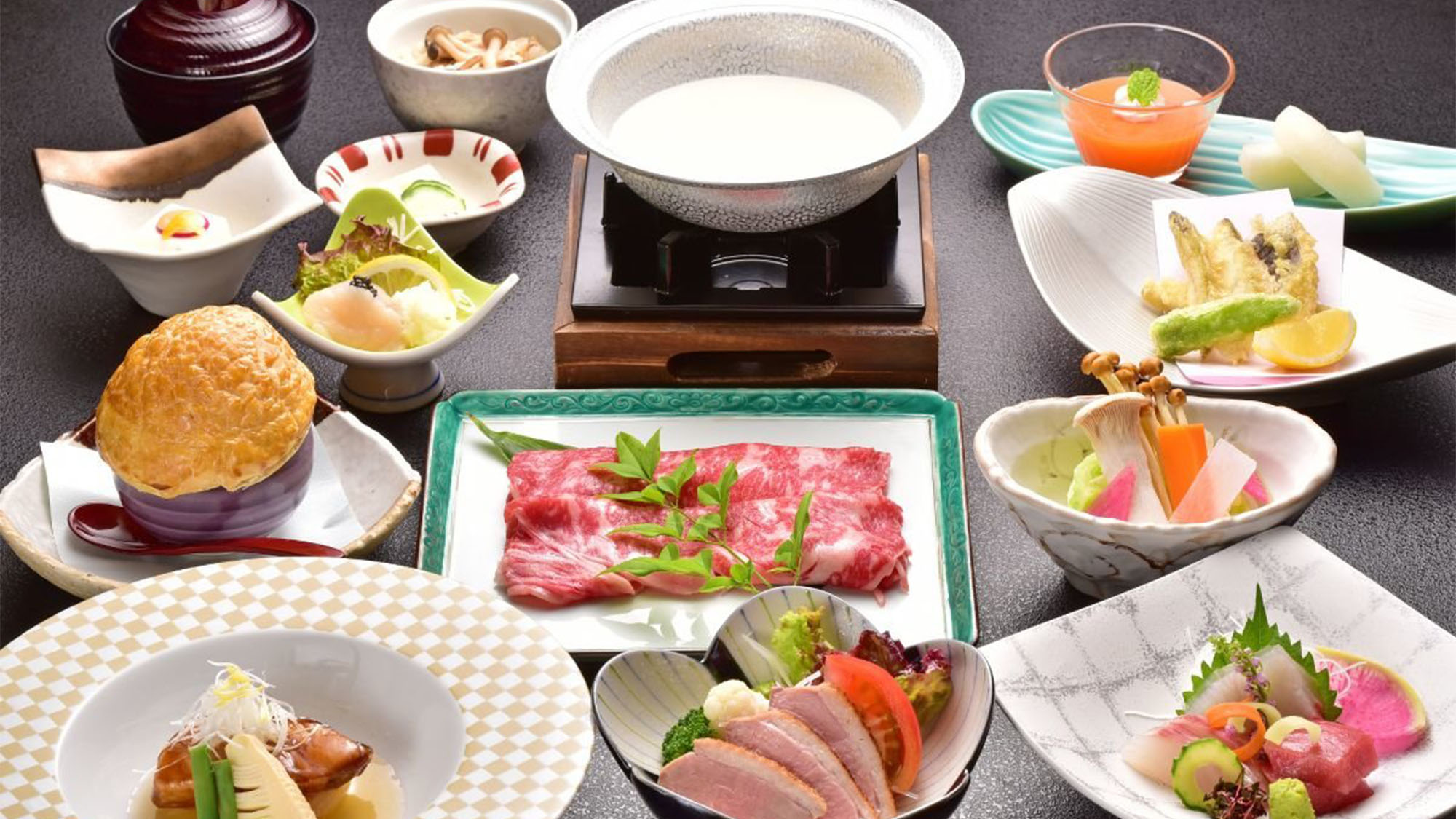 【箱根会席】箱根西麓牛を使用した季節の鍋と季節の食材を活かした箱根会席をぜひお召しあがりください。