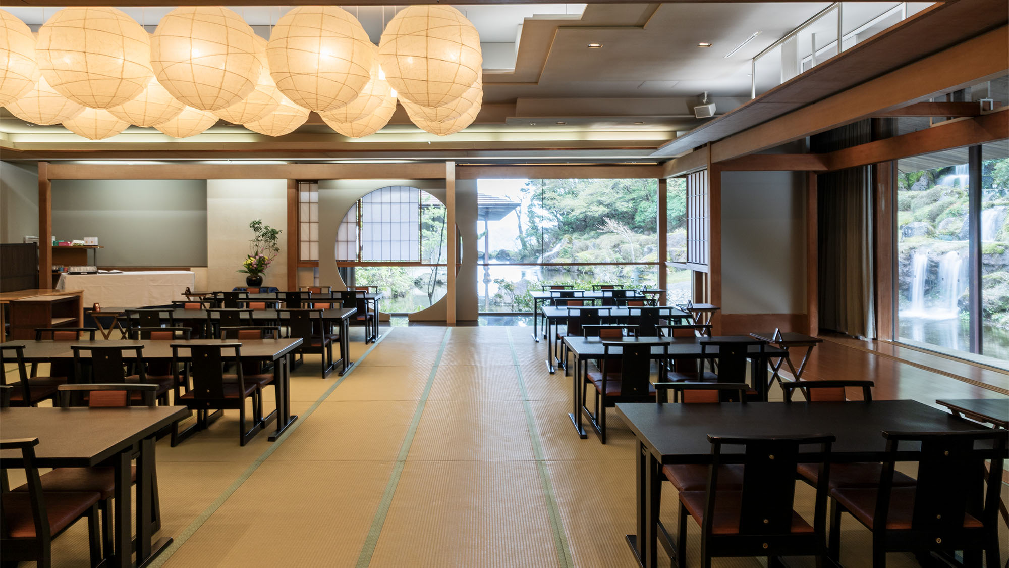 お食事処の全会場は椅子・テーブルでございます。