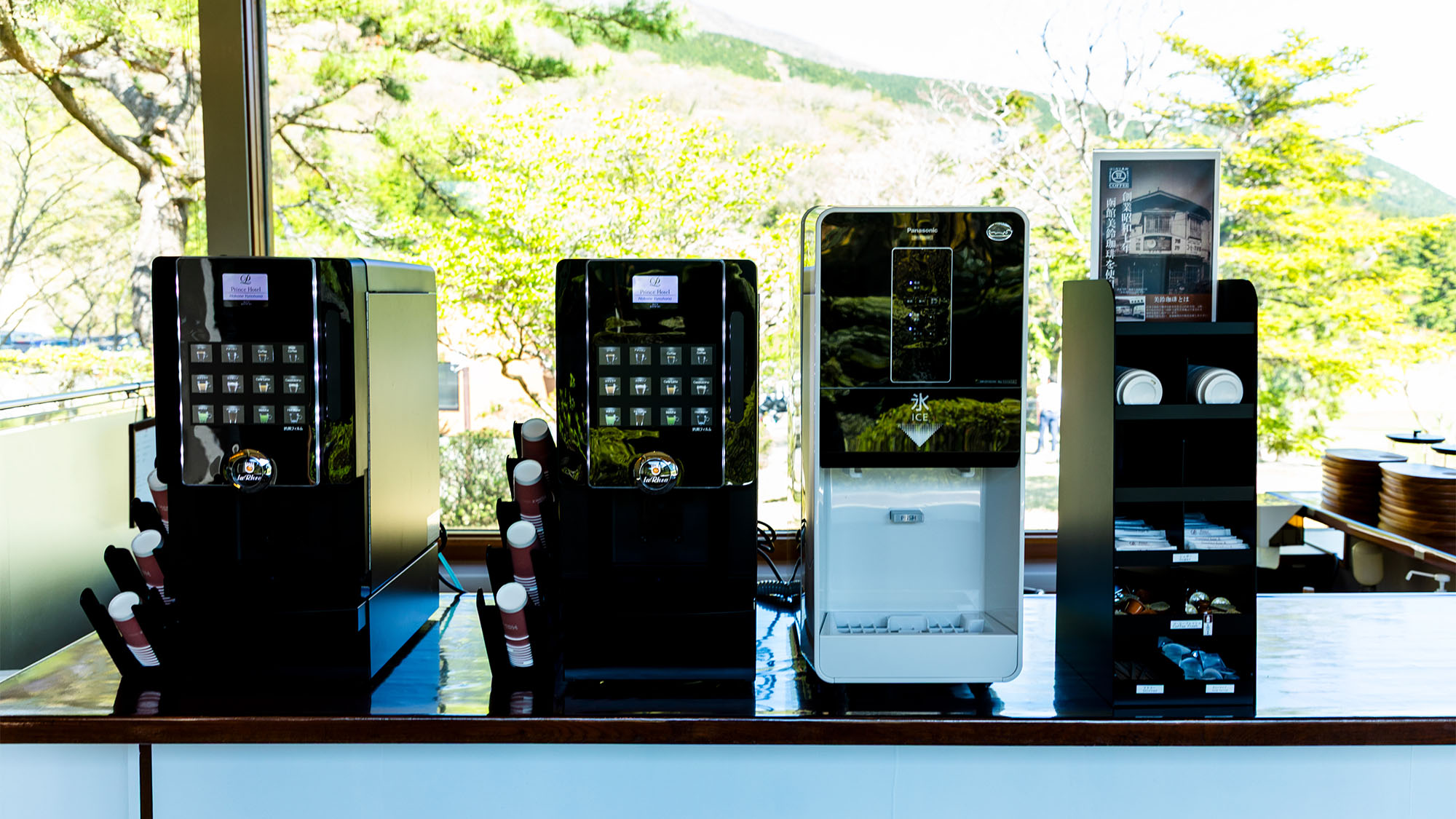 【ラウンジ】コーヒー・ソフトドリンク各種取り揃えております。