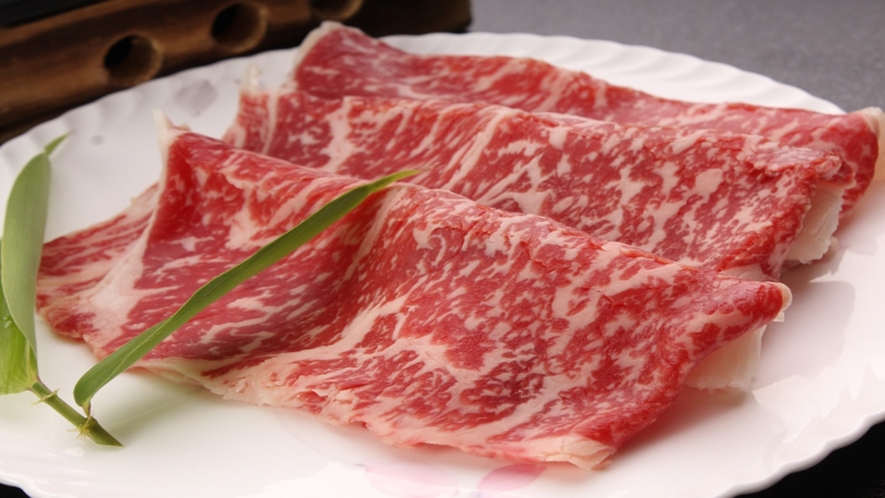 箱根西麓牛サーロインを白濁鍋にくぐらせ、お肉が淡いピンク色になったら食べ頃。