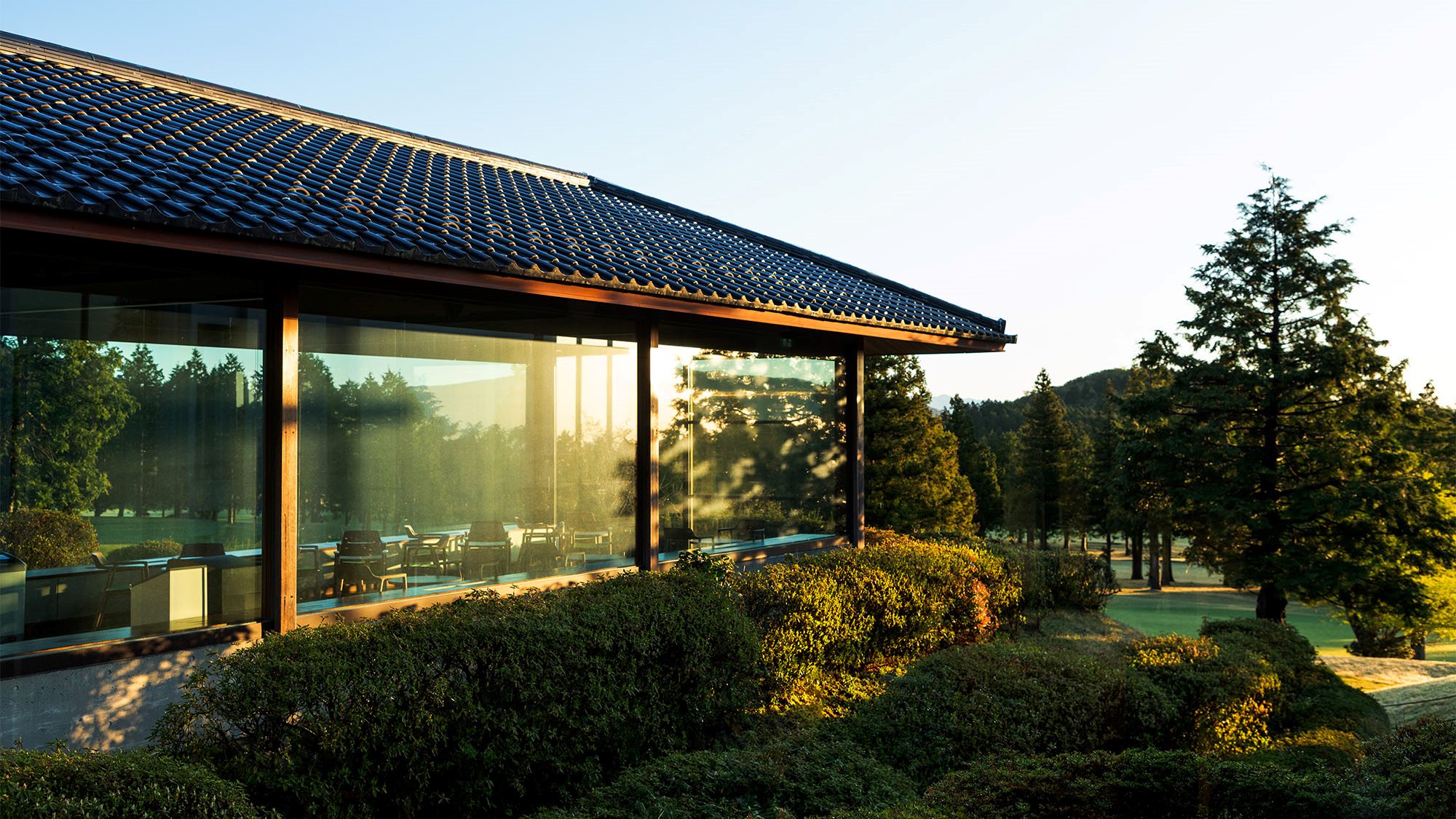 朝日が差し込むフリーラウンジ。目覚めのコーヒーとともに自然を堪能する。