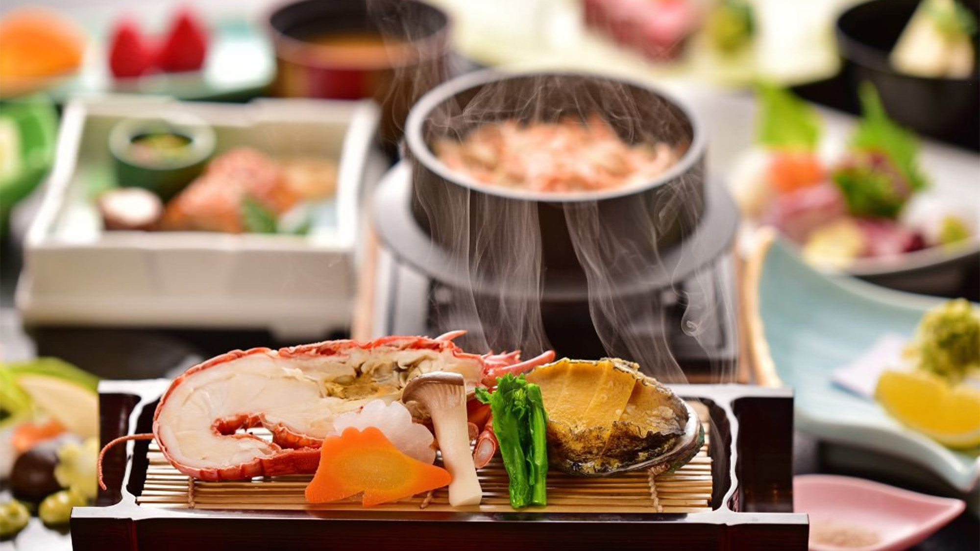 【特別会席】蒸物の「湯けむり蒸(せい)篭(ろ)」は食材をお客さまの目の前で蒸しあげます。