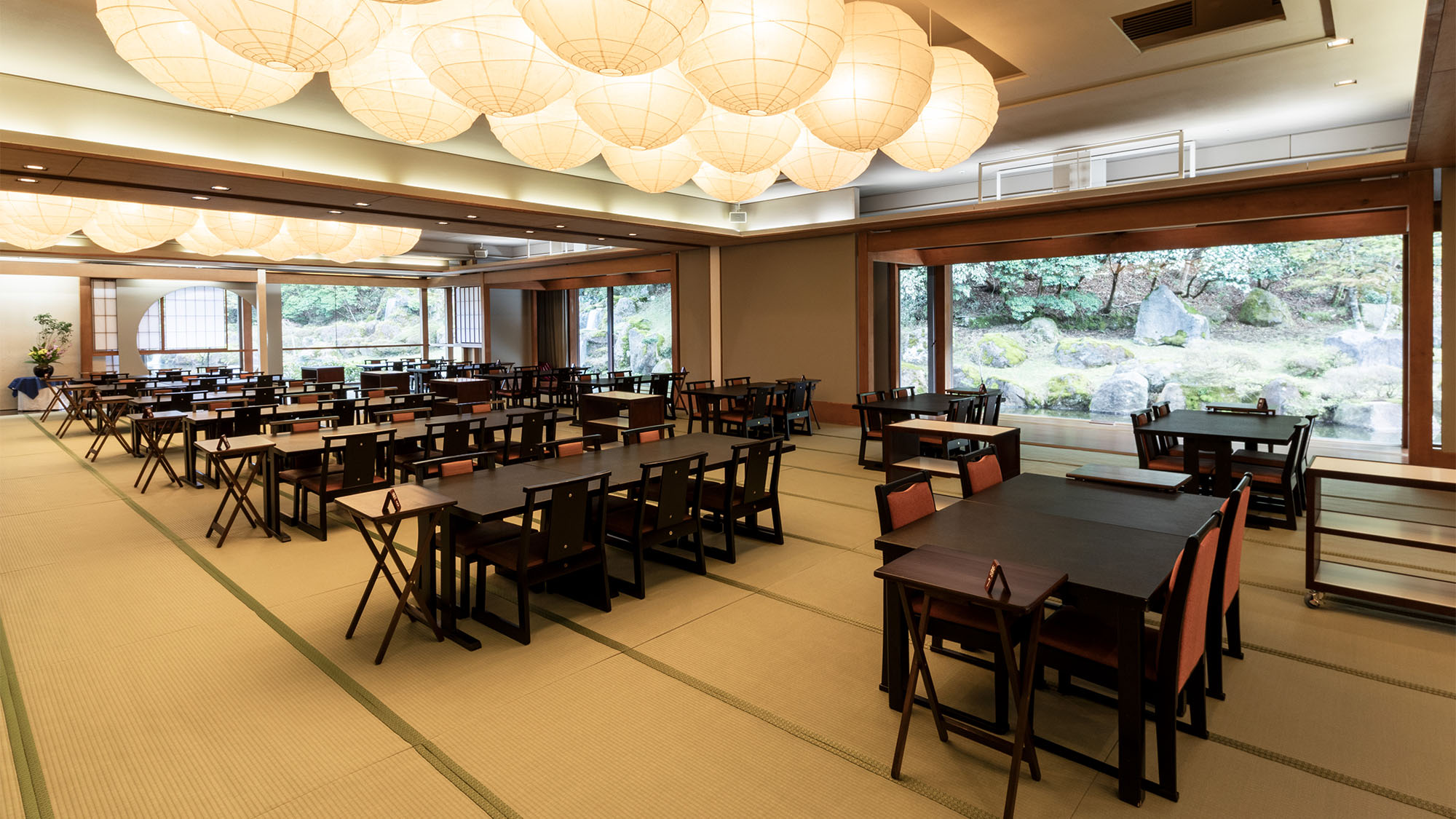 お食事処の全会場は椅子・テーブルでございます。