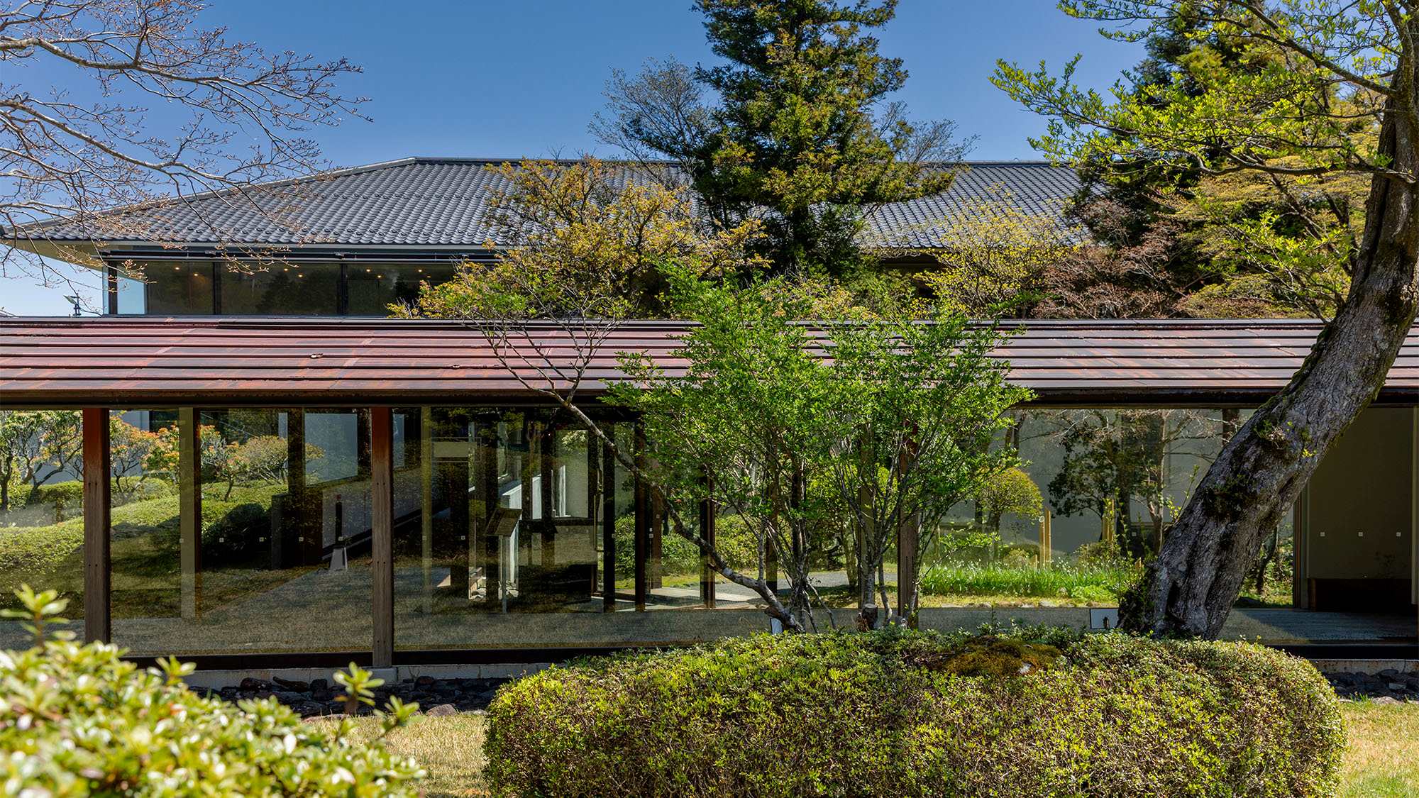 季節を映す静けさのロビー。自然と共に、心も整います。