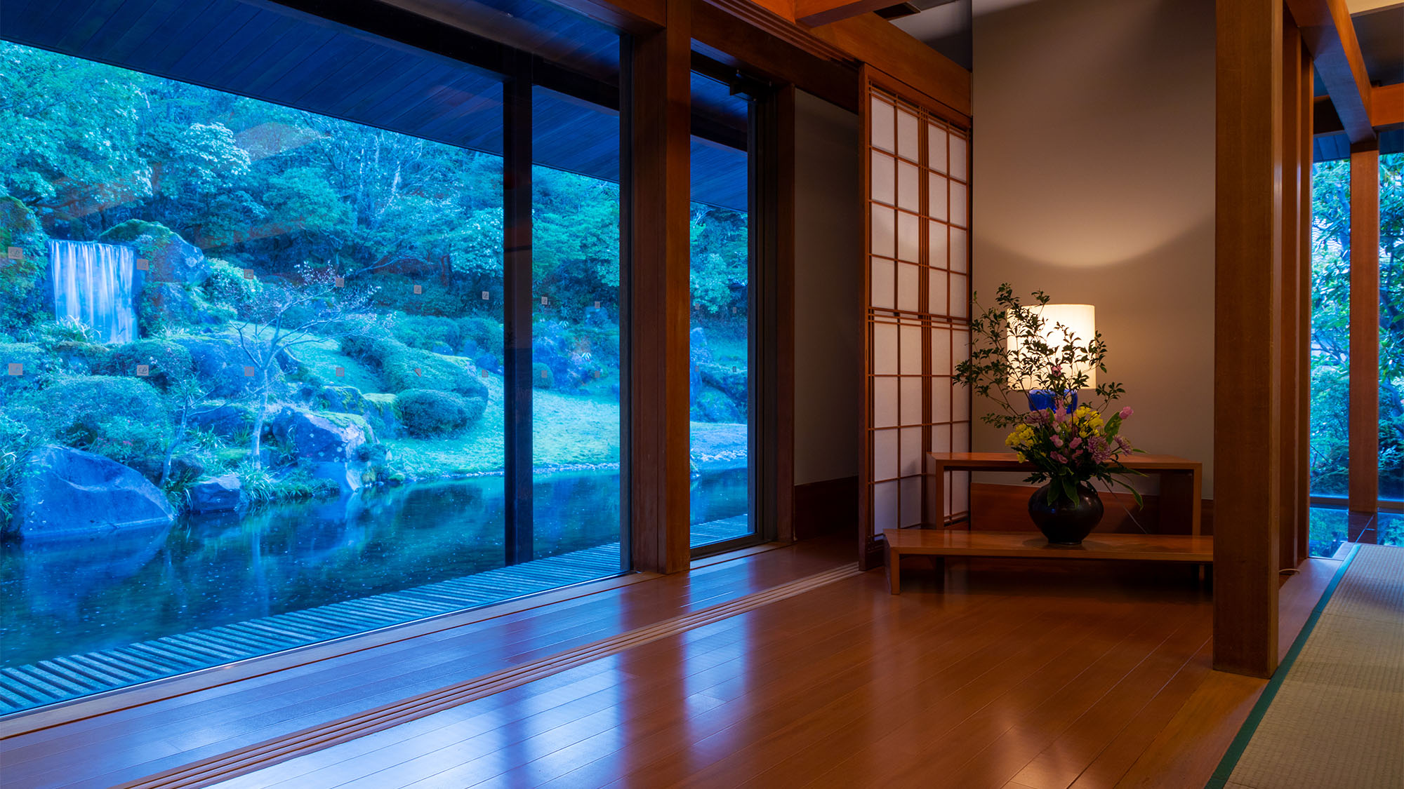 日本庭園の景色が広がる開放感あるお食事処。