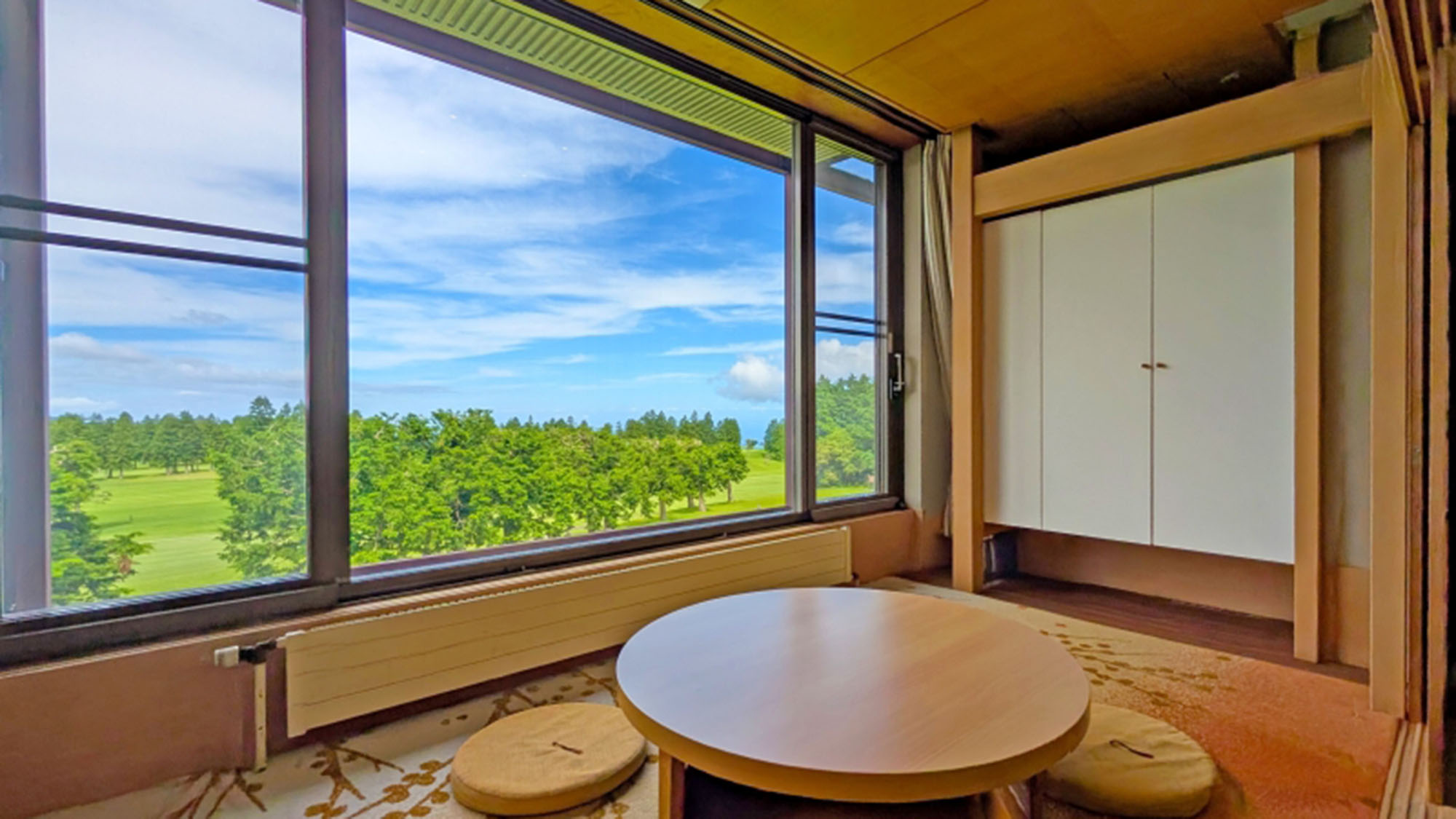 【和室】本間12畳＋掘りごたつ広縁4畳。最大5名利用可（49.1平米）全室禁煙