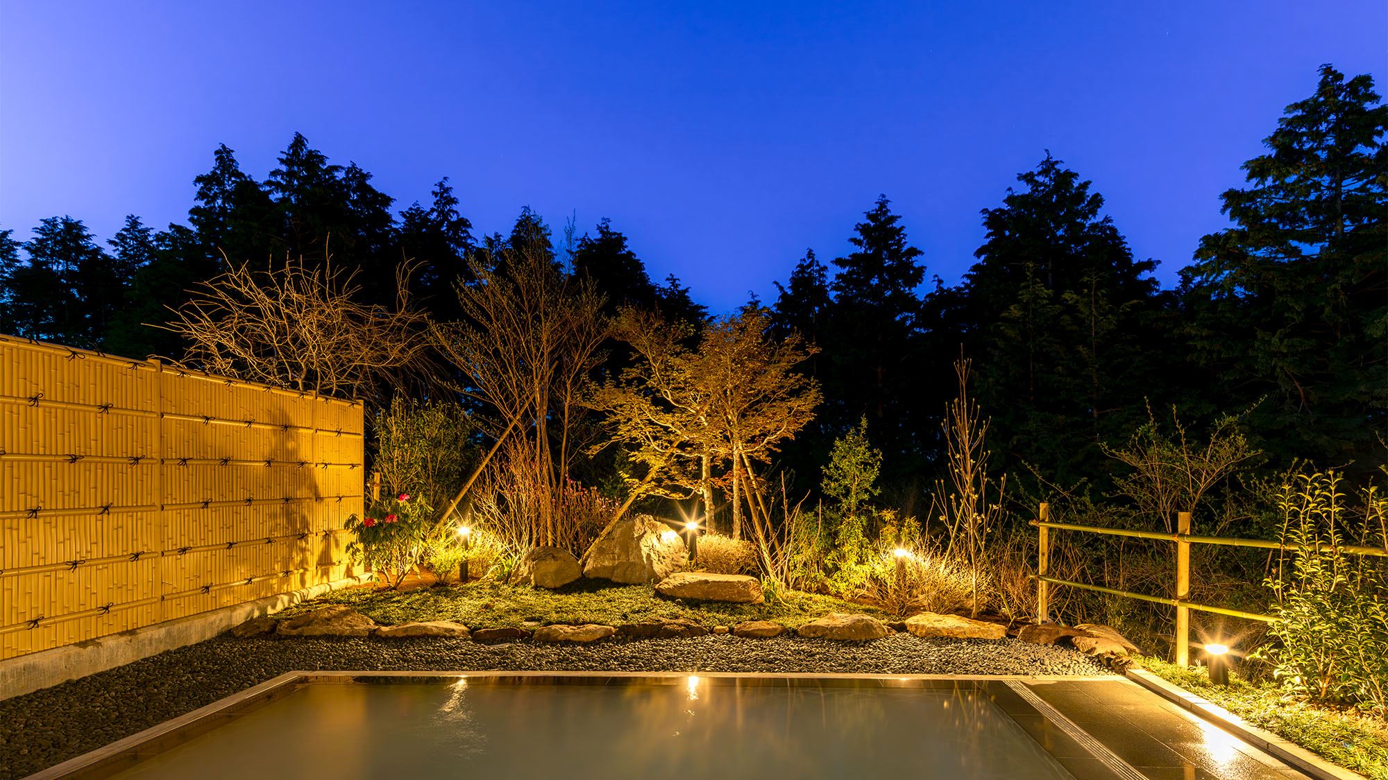 夕景の露天風呂で心落ち着く時を。