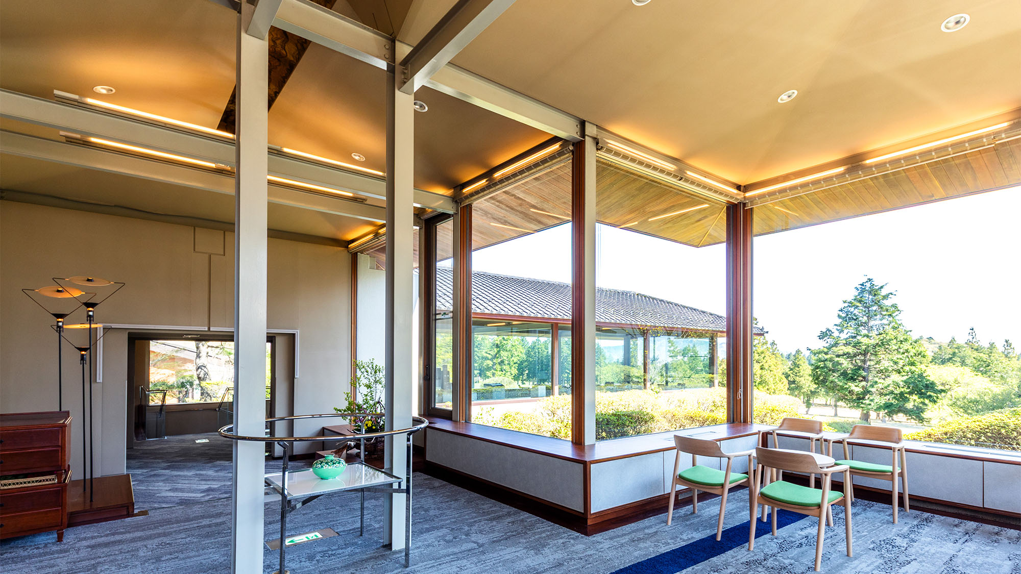 【ロビー】自然光が入るリラックス空間。