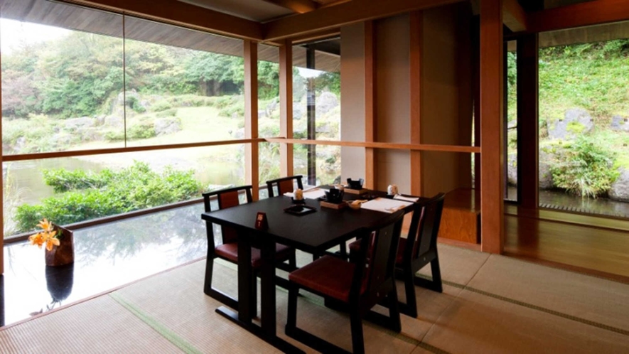 日本庭園の景色が広がる開放感あるお食事...