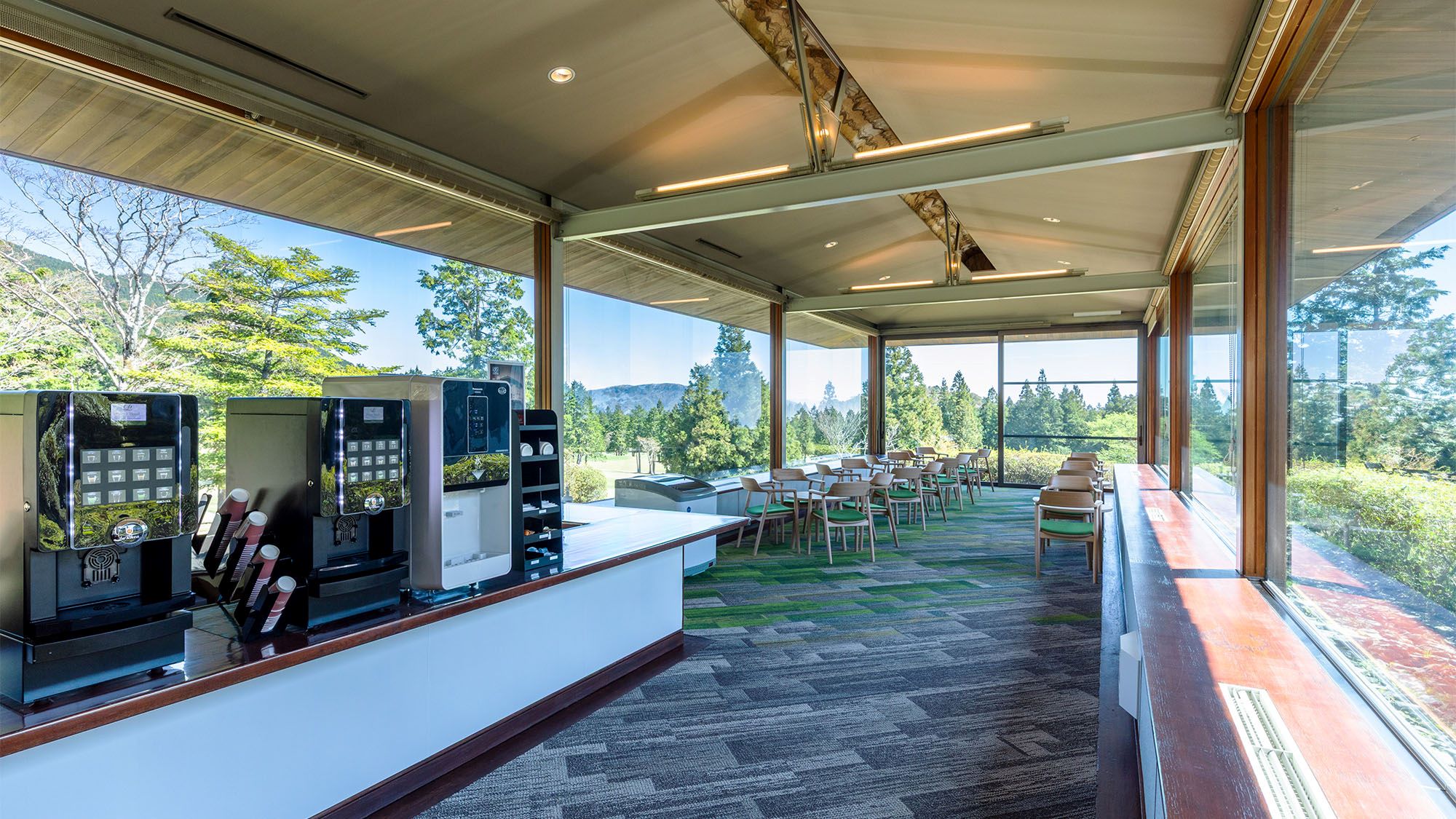 【ラウンジ】コーヒー・ソフトドリンクをご自由にお召しあがりください。