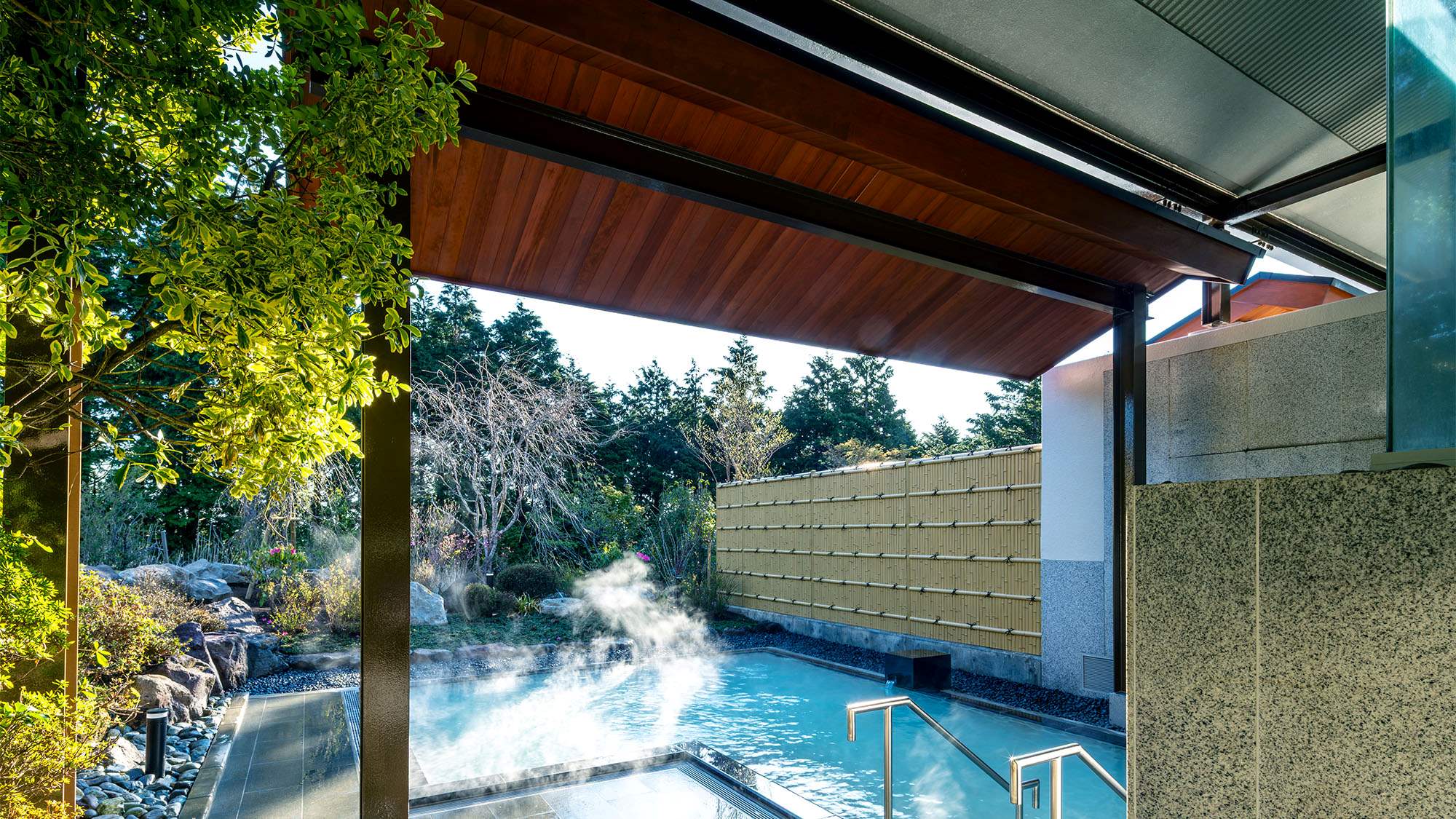 【美肌の湯】自然に癒される空間。単純硫黄泉に満ちる。