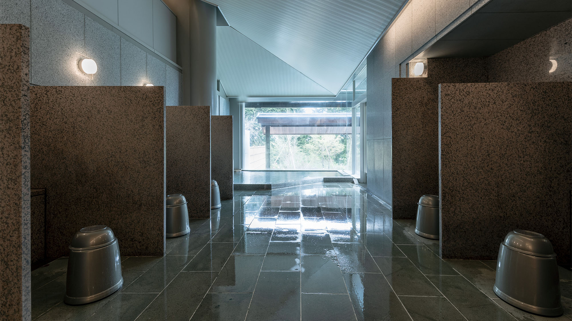 内湯で温まってから露天風呂へ。