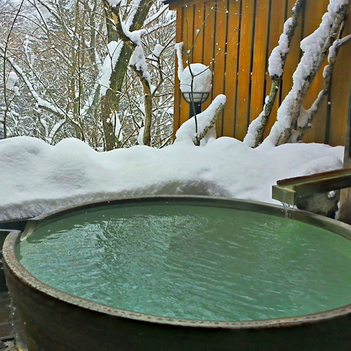 * Bersantailah di pemandian air panas untuk melihat pemandangan salju♪