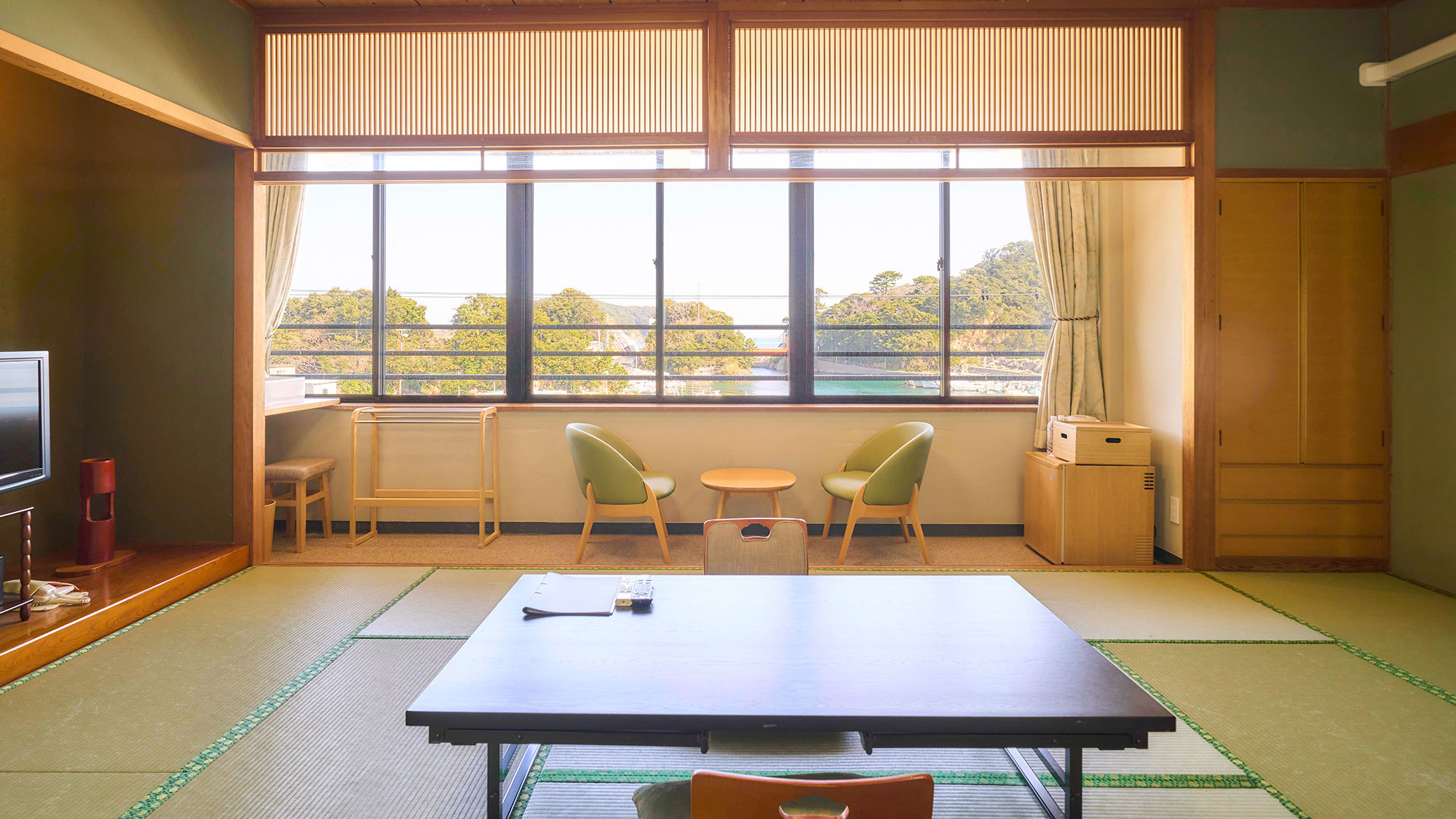 ・【和室12畳】潮騒を感じながらゆったりとお過ごしいただけるお部屋