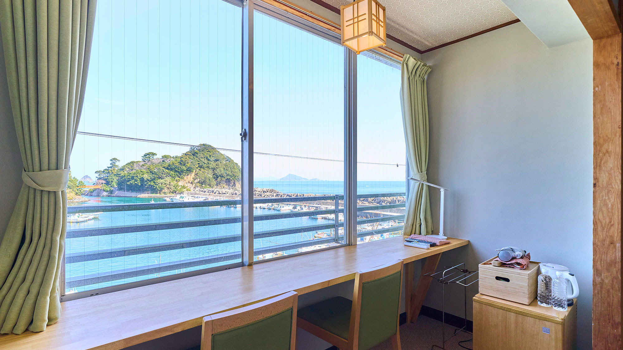 ・【和洋室】窓側にはテーブルスペース　海を眺めながらの語らいのひと時を　