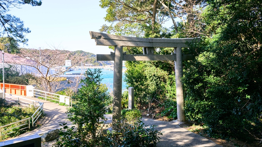 ・【周辺】答志島のすぐ沖合にある八幡神社　境内からは鳥居越しに伊勢湾を望むことができます