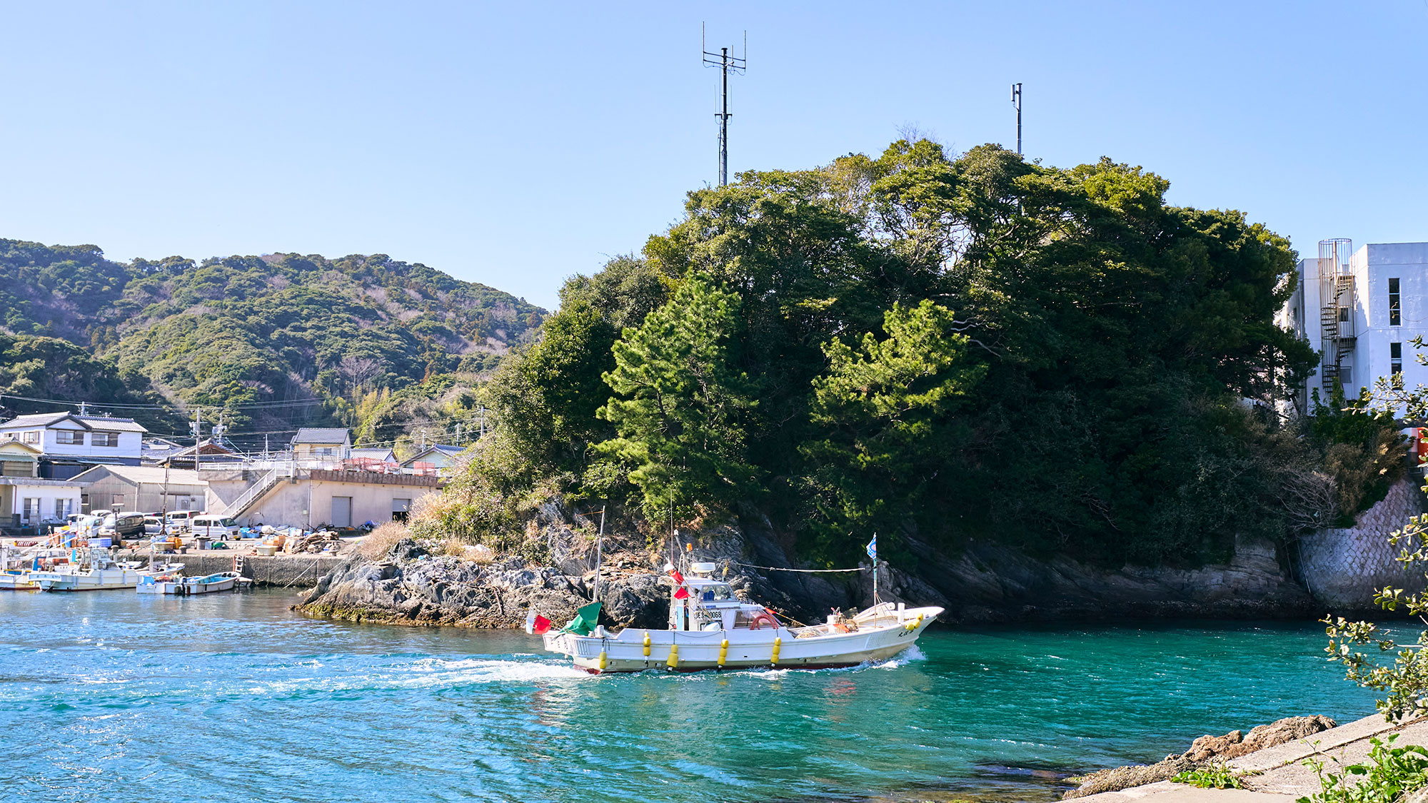 ・【周辺】答志東漁港　のどかな海に船のエンジン音が響きます