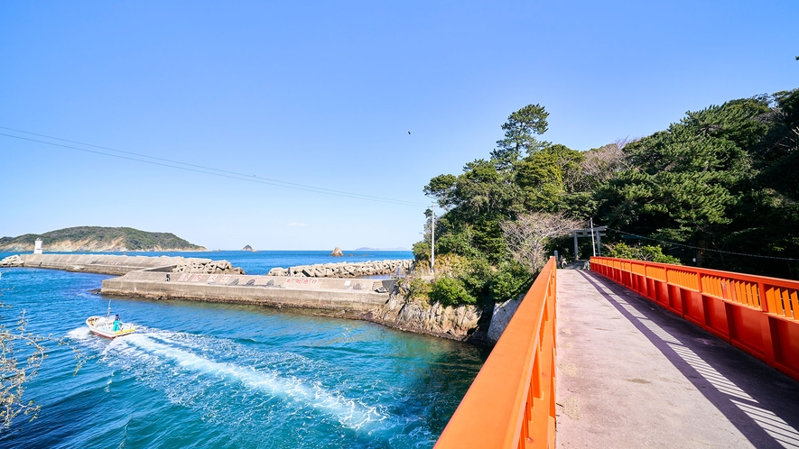 ・【周辺】答志島のすぐ沖合にある八幡神社　朱色の橋を渡って参拝できます