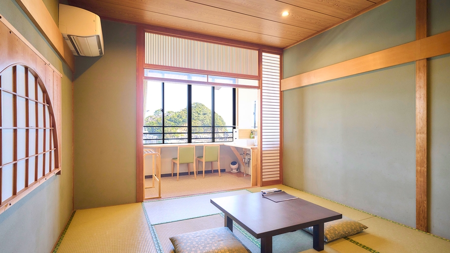 ・【和室10畳】飾り障子が印象的なお部屋からも伊勢湾を眺められます