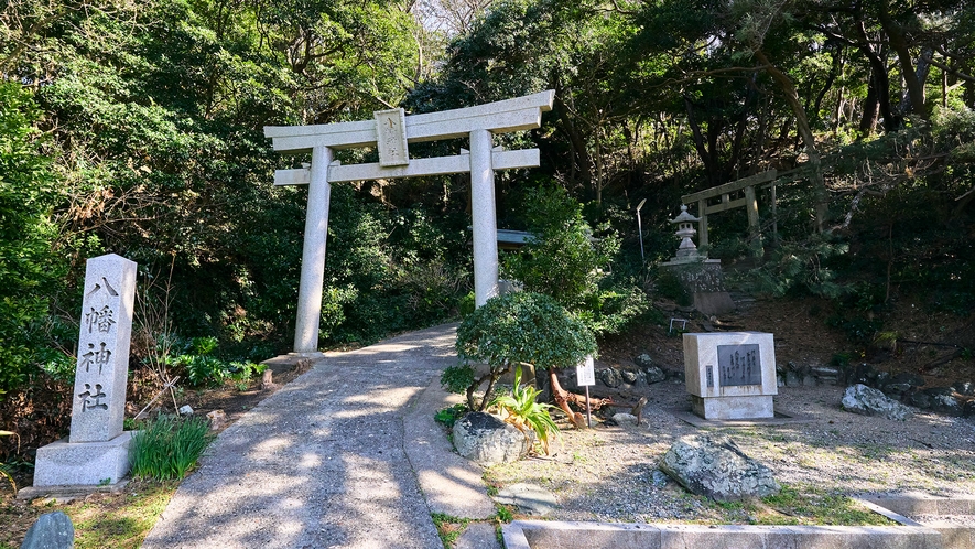 ・【周辺】答志島のすぐ沖合にある八幡神社　坂の奥には鳥居が連なります