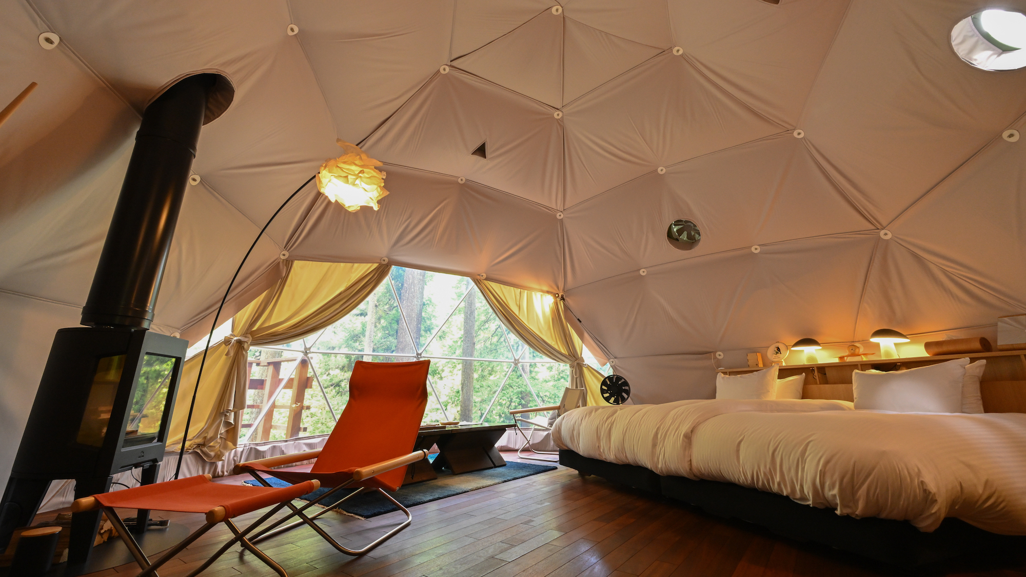 天空の森のグランピング「キビタキ」一棟貸切のおしゃれなドームテントのグランピング施設です。