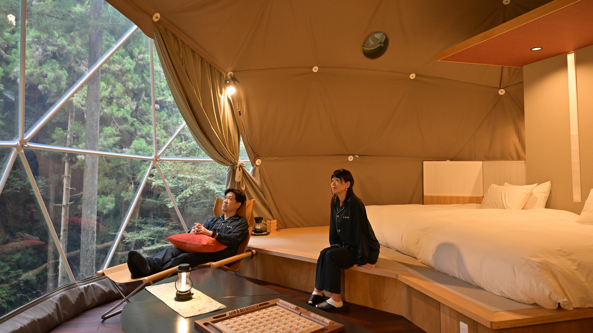 天空の森のグランピング「オオルリ」一棟貸切のおしゃれなドームテントのグランピング施設です。