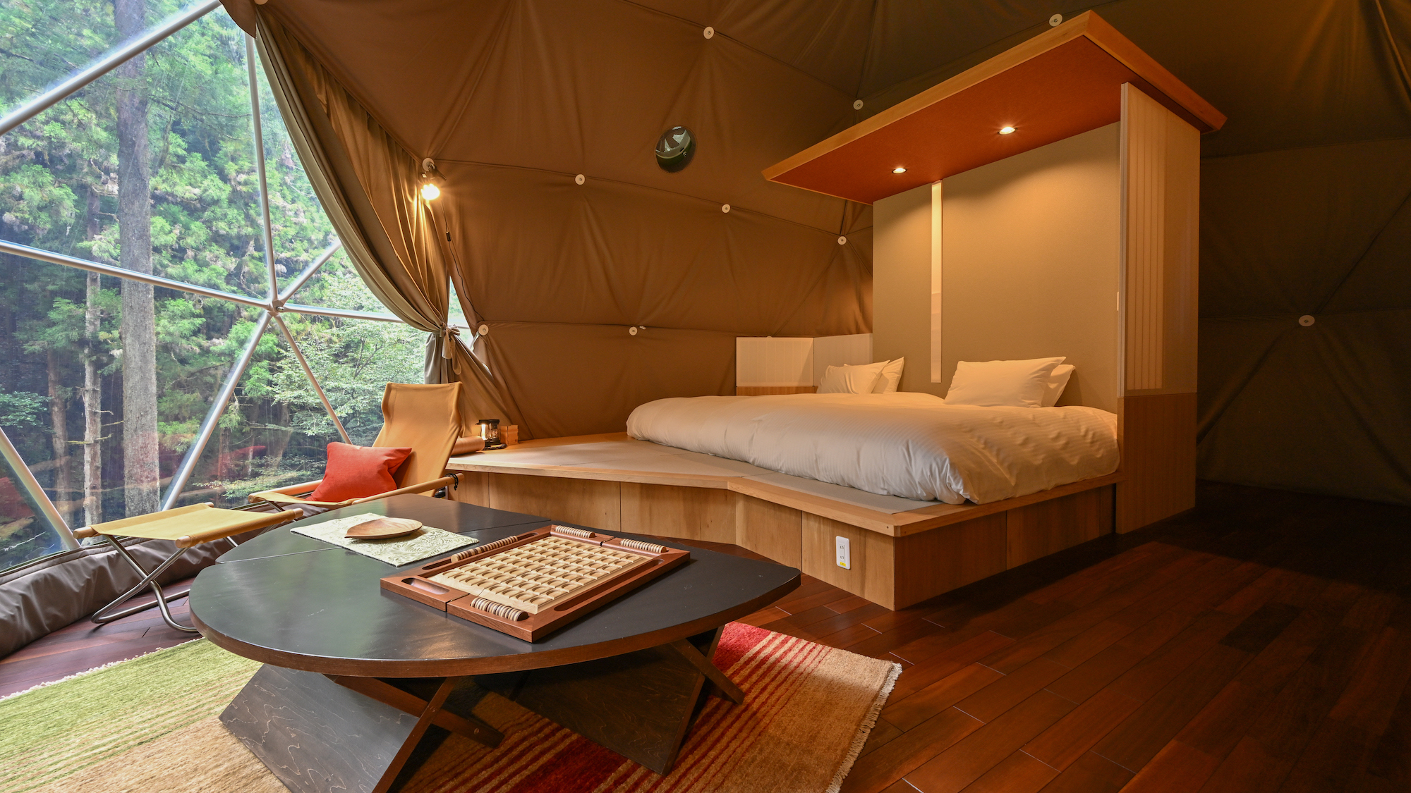 天空の森のグランピング「オオルリ」一棟貸切のおしゃれなドームテントのグランピング施設です。