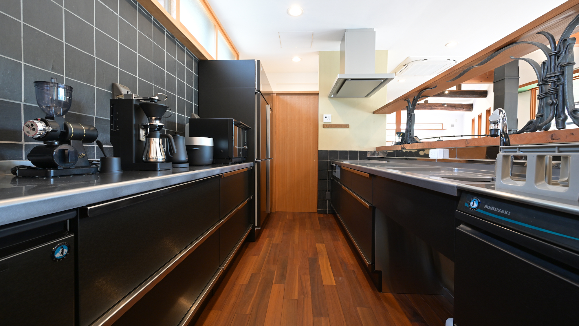 【ハミング】（キッチン）キッチンは黒とシルバーで統一したスタイリッシュなシステムキッチンとバルミュー