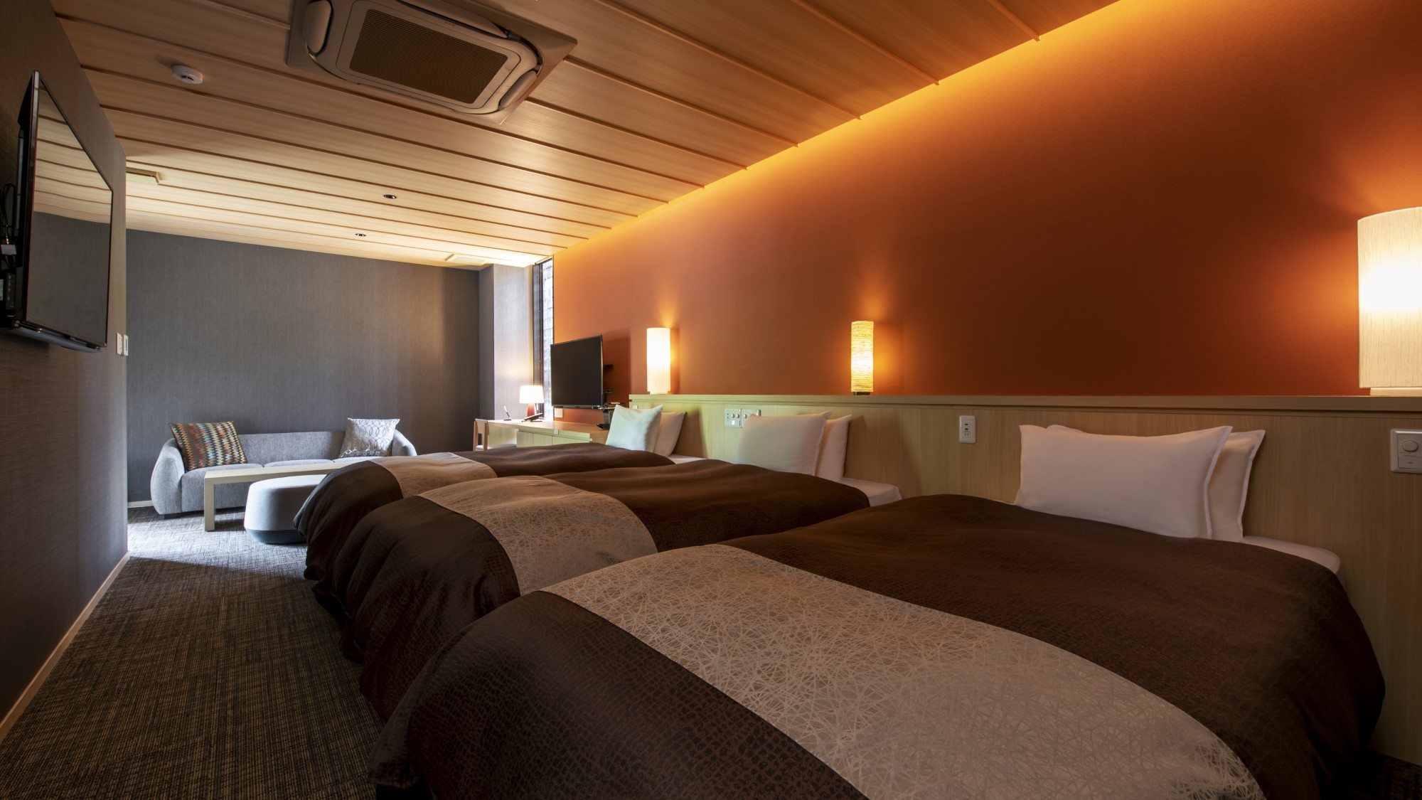 洋モダン～Executive Type～　ウッドを基調とした客室は、和モダンな落ち着いた雰囲気。