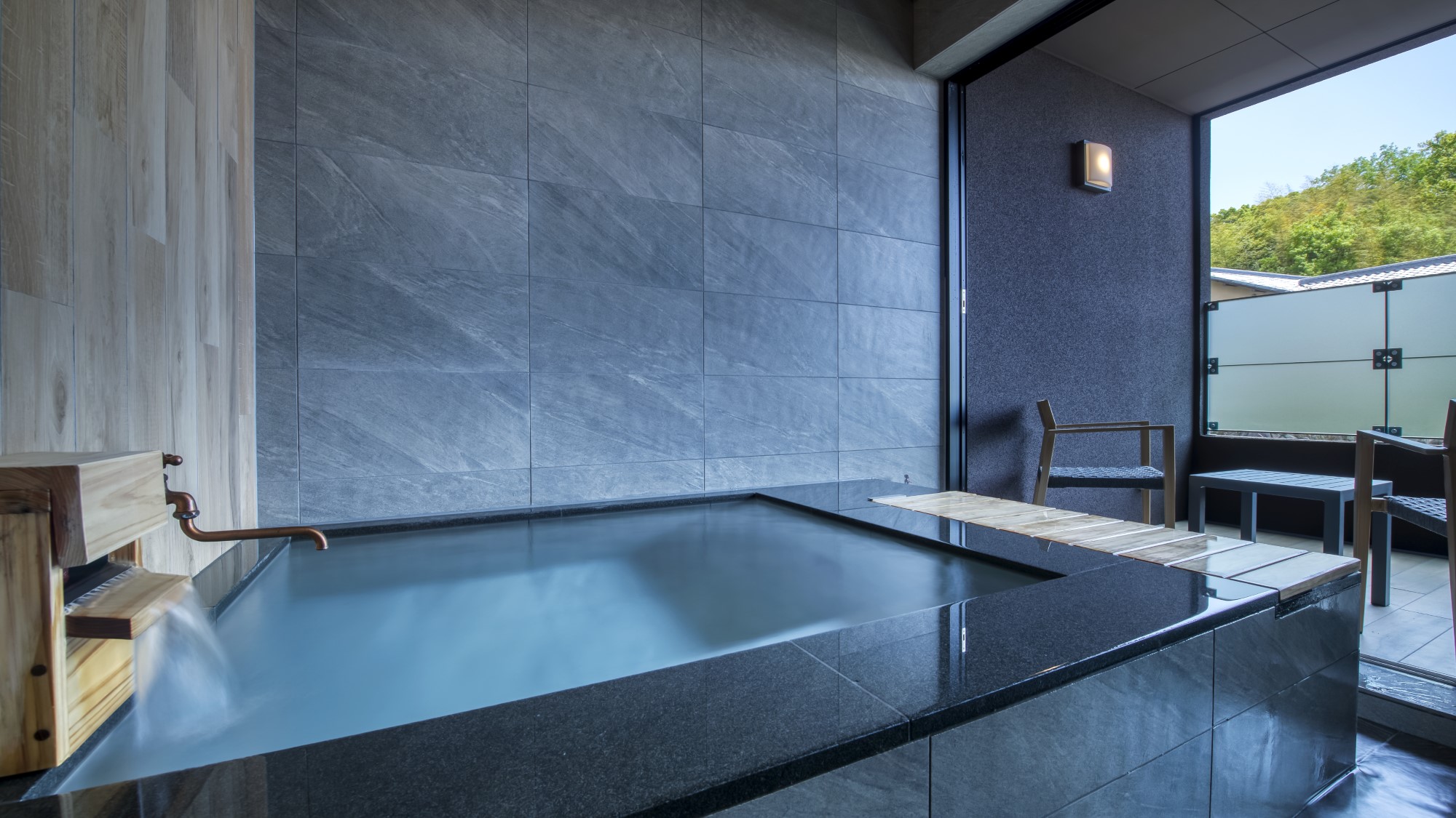 洋モダン～Executive Type～　当館唯一の半露天風呂がお部屋についている客室タイプです。