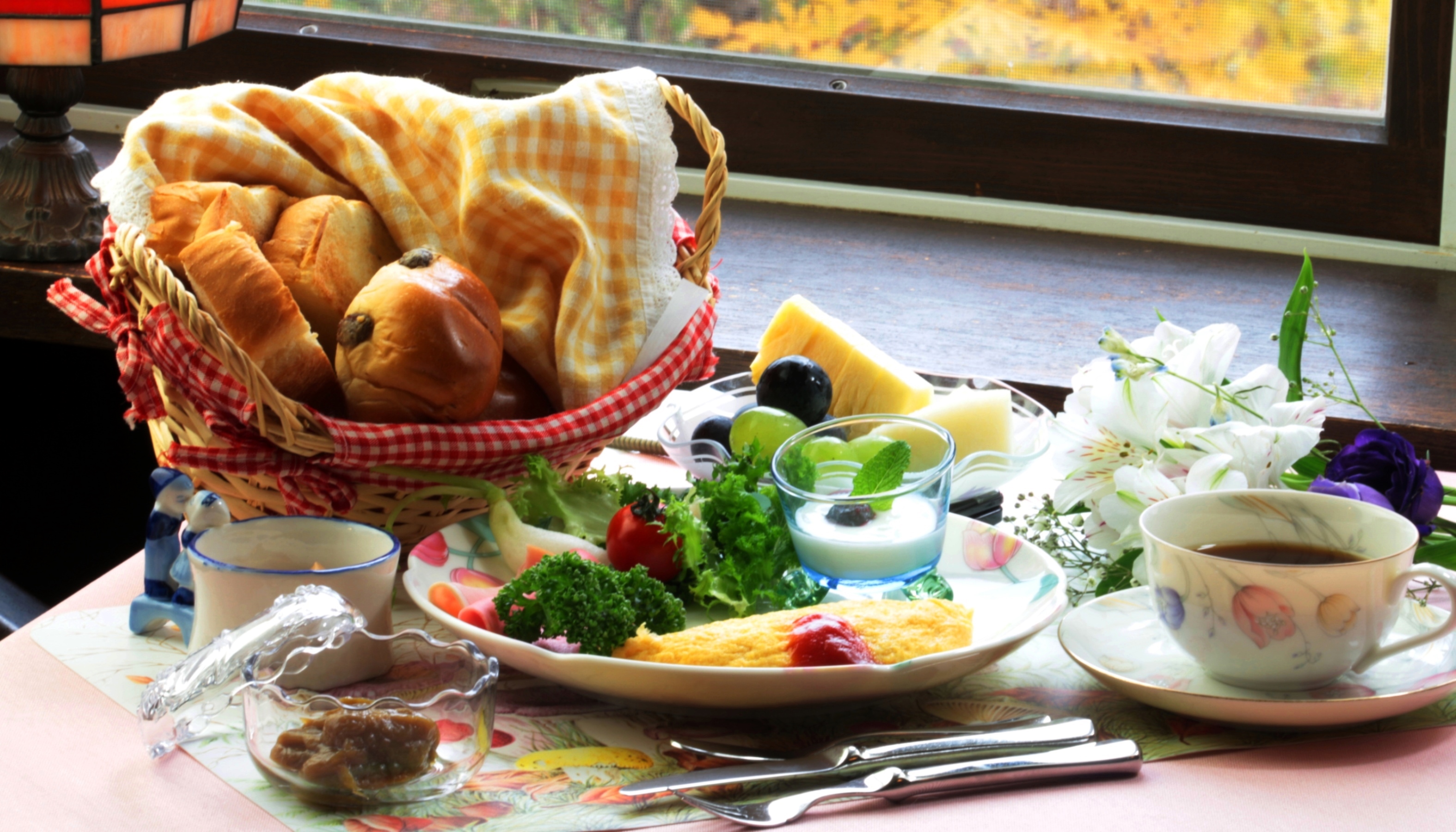 爽やかな日差しの中で朝食を