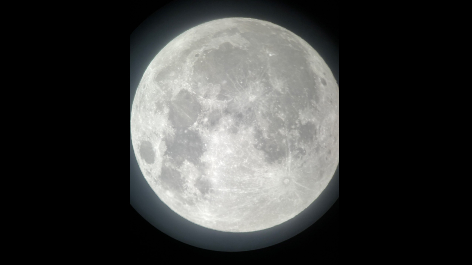 望遠鏡では、こんなふうにお月様が見られます！ 