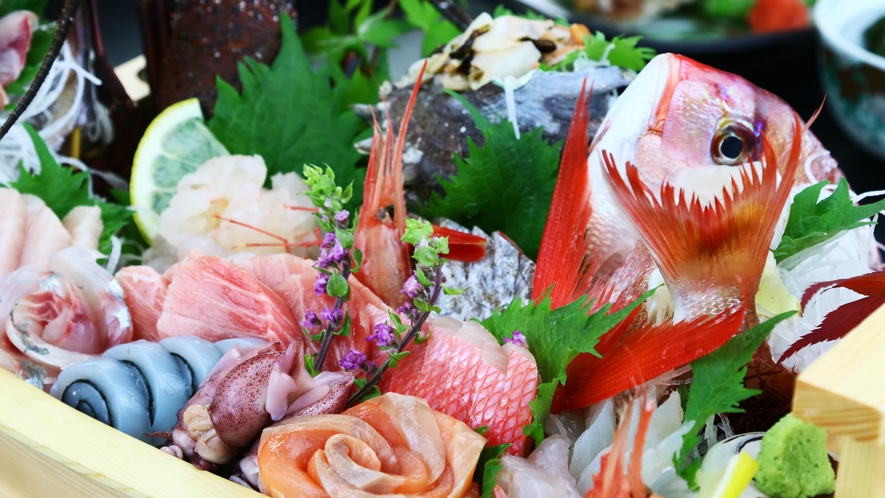 夕食◆豪華船盛◆舟盛りには15種類の新鮮なお魚を使用