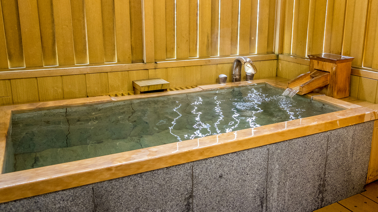 露天風呂の囲いは景色が見れるように引き戸になっております。給湯ボタンひとつで自動でお湯が溜まります。