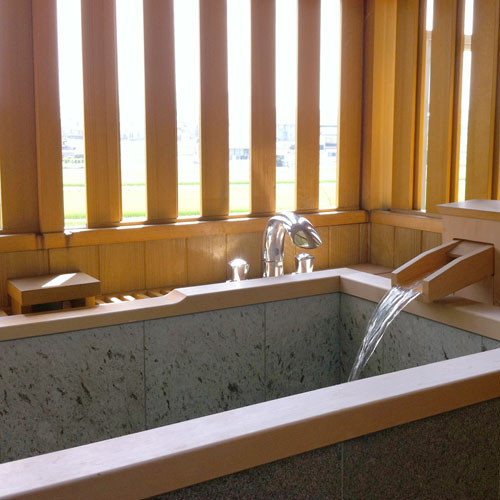 露天風呂の囲いは景色が見れるように引き戸になっております。給湯ボタンひとつで自動でお湯が溜まります。