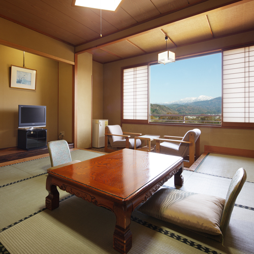 A 12 tatami Japanese-style room that can accommodate up to 6 people. You can see the Tateyama mountain range on the mountain side and Toyama Bay on the sea side.