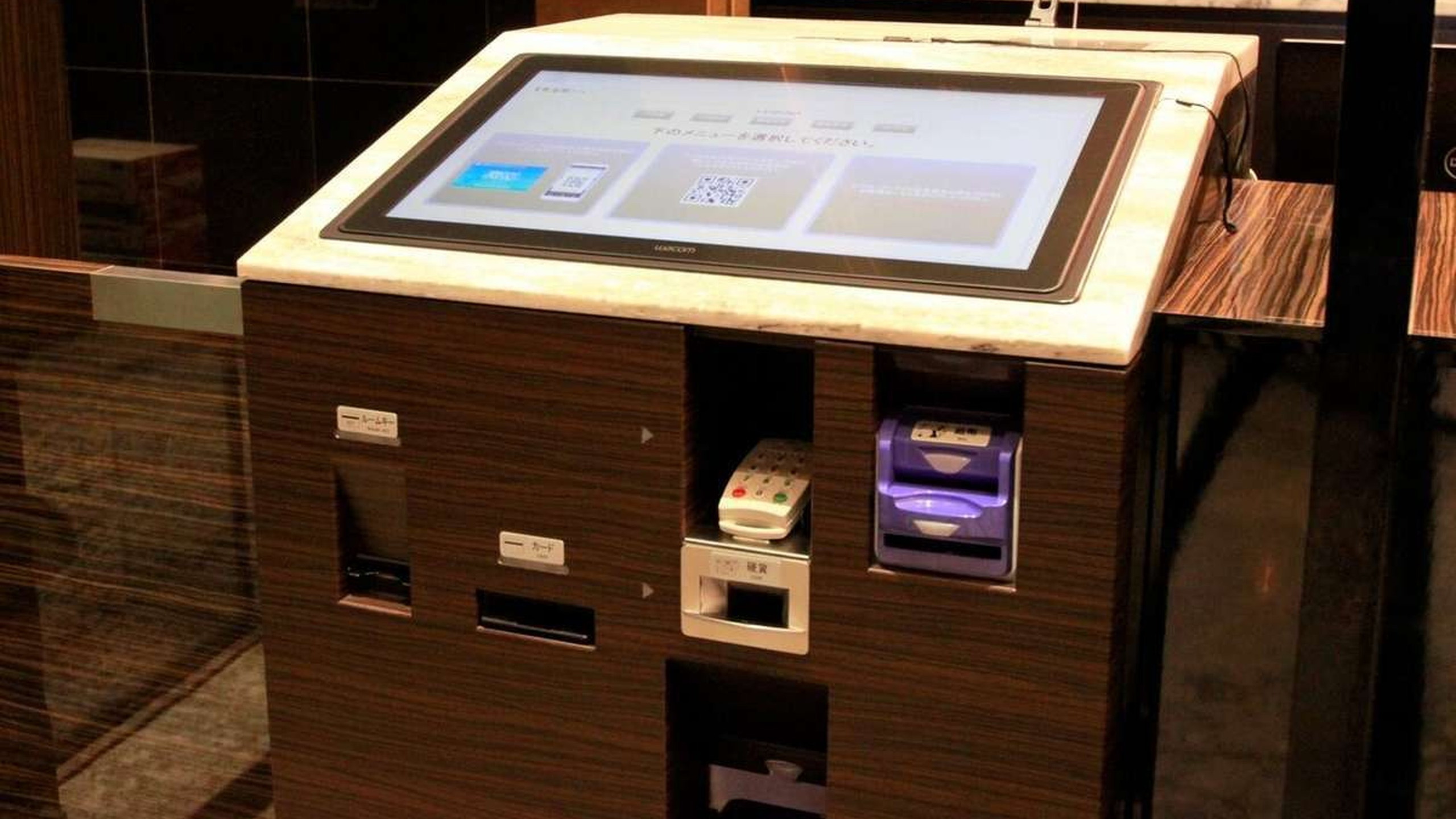 全予約経路に対応した自動チェックイン機は、よりスピーディーに簡単にチェックインが可能。   