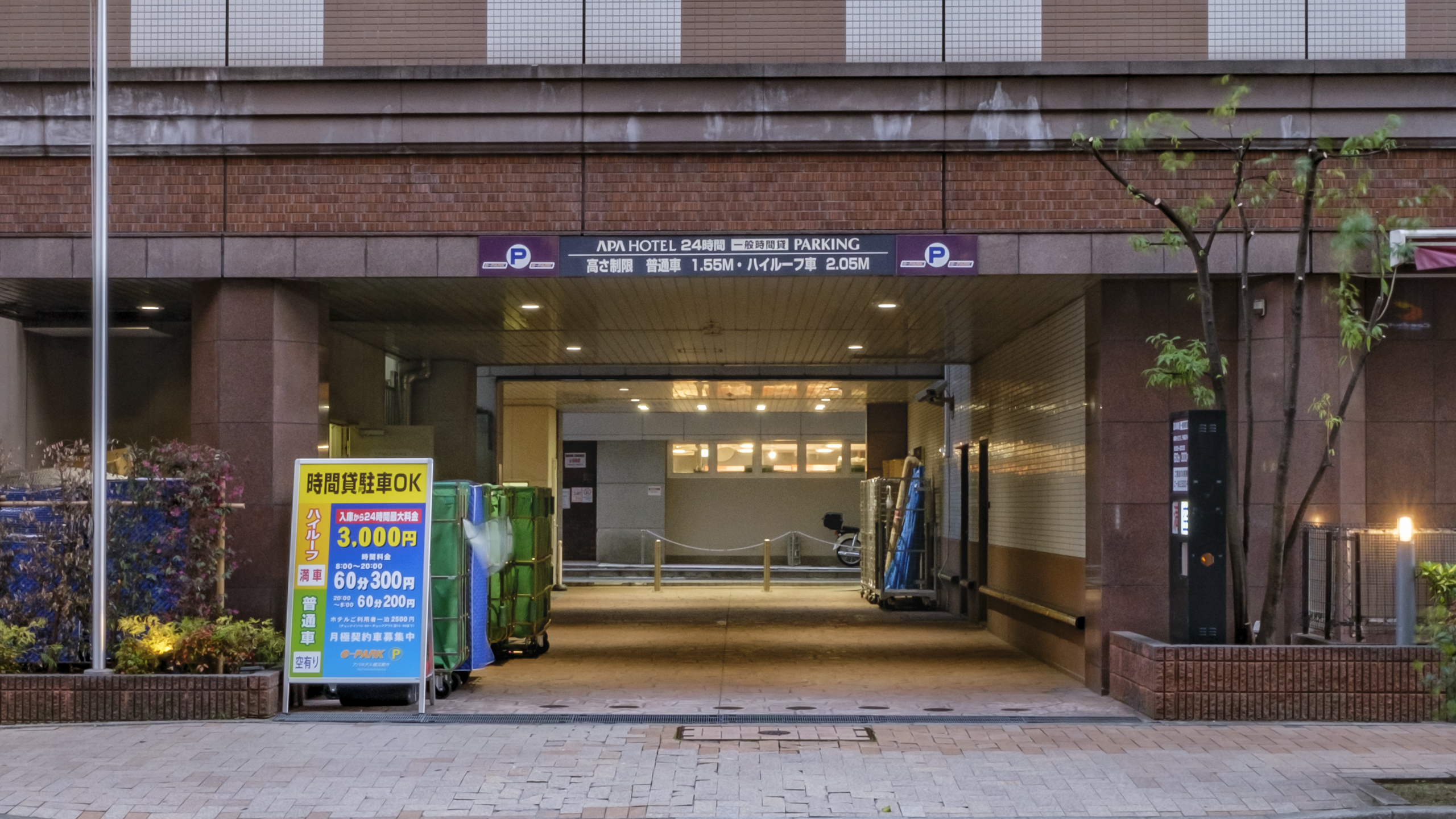駐車場入口前の入船通りは一方通行です。事前に順路をお確かめください。