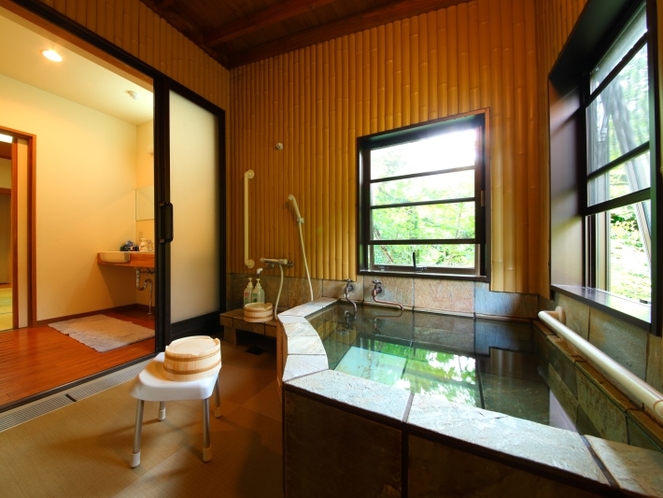 バリアフリールームのお風呂：洗い場が畳敷きの内風呂付きです。手すりあり、シャワーチェアー