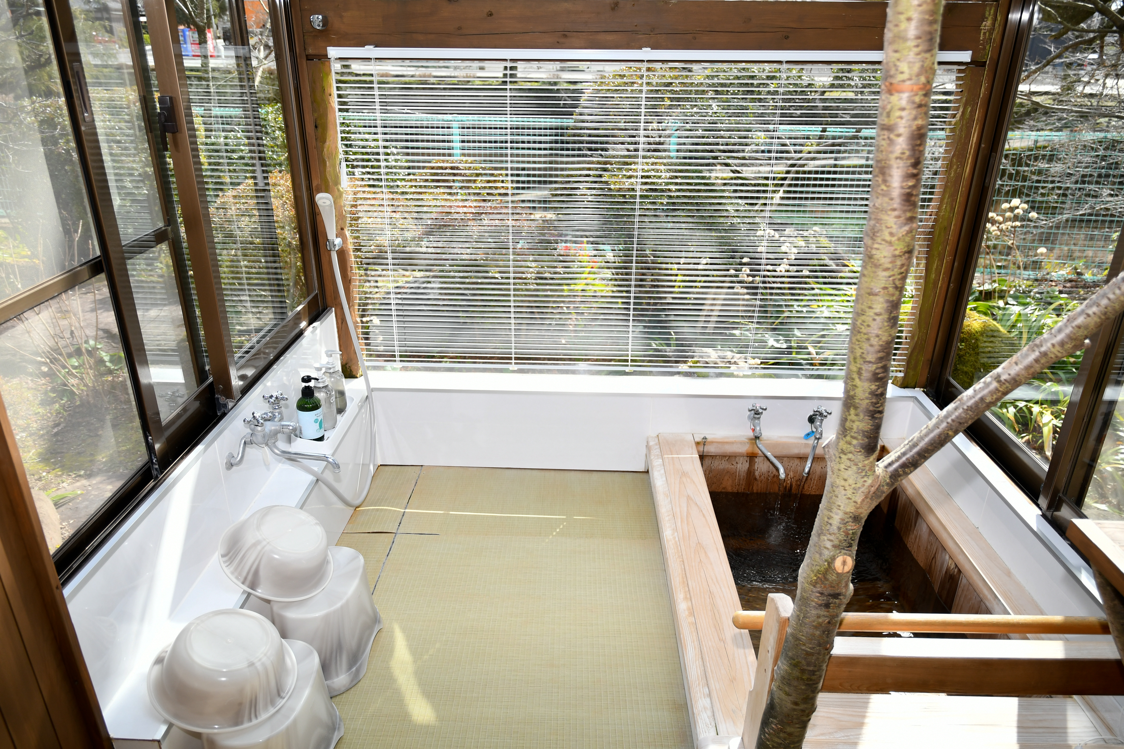 紫の間　半露天風呂付き