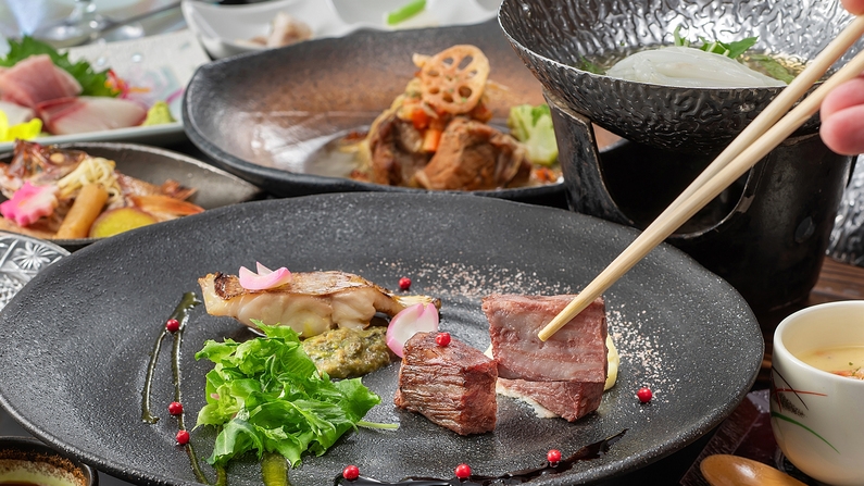 【工事期間中・訳あり客室プラン】夕・朝食時飲み放題特典付「四季特選会席」＜半個室食事処＞