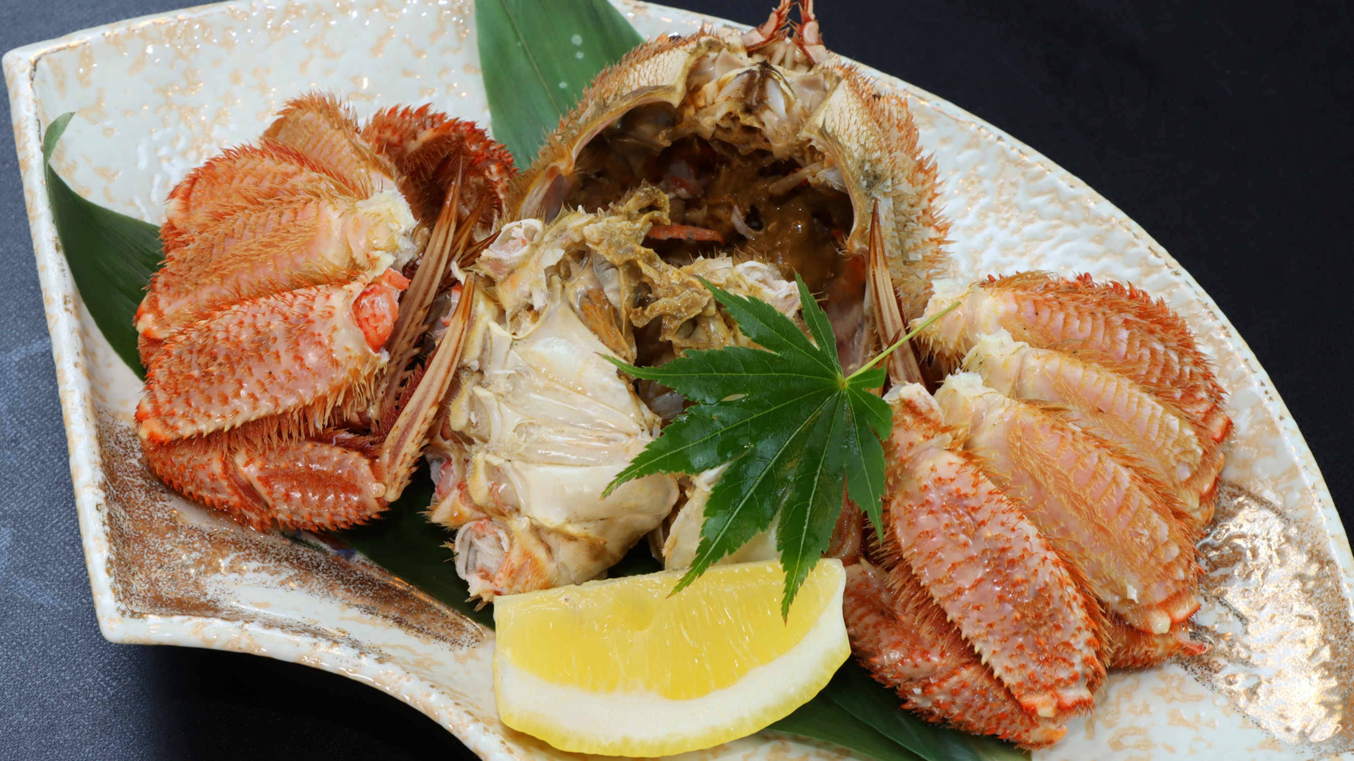 ご夕食一例　蟹　贅沢！蟹まるごと1杯で青森の幸を堪能。　※蟹の種類は仕入れに合わせ日替わりです