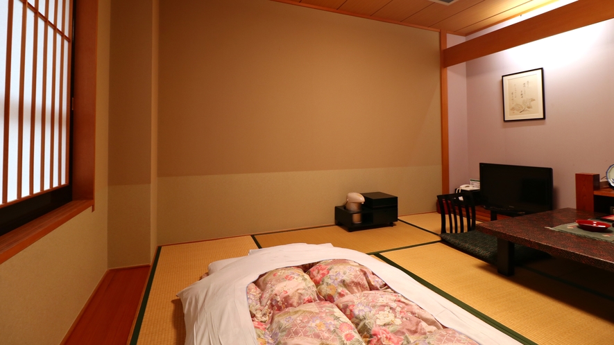 #客室一例　わけあり8畳　少し手狭なお部屋ですがおひとり様なら広さは充分。ユニットのバストイレ付です