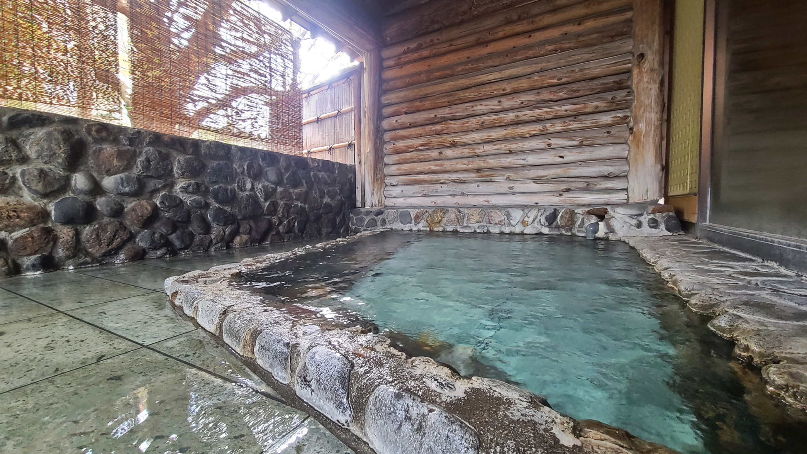 落合温泉の湯　女湯　露天風呂も源泉かけ流し。爽やかな津軽の風に吹かれながら…