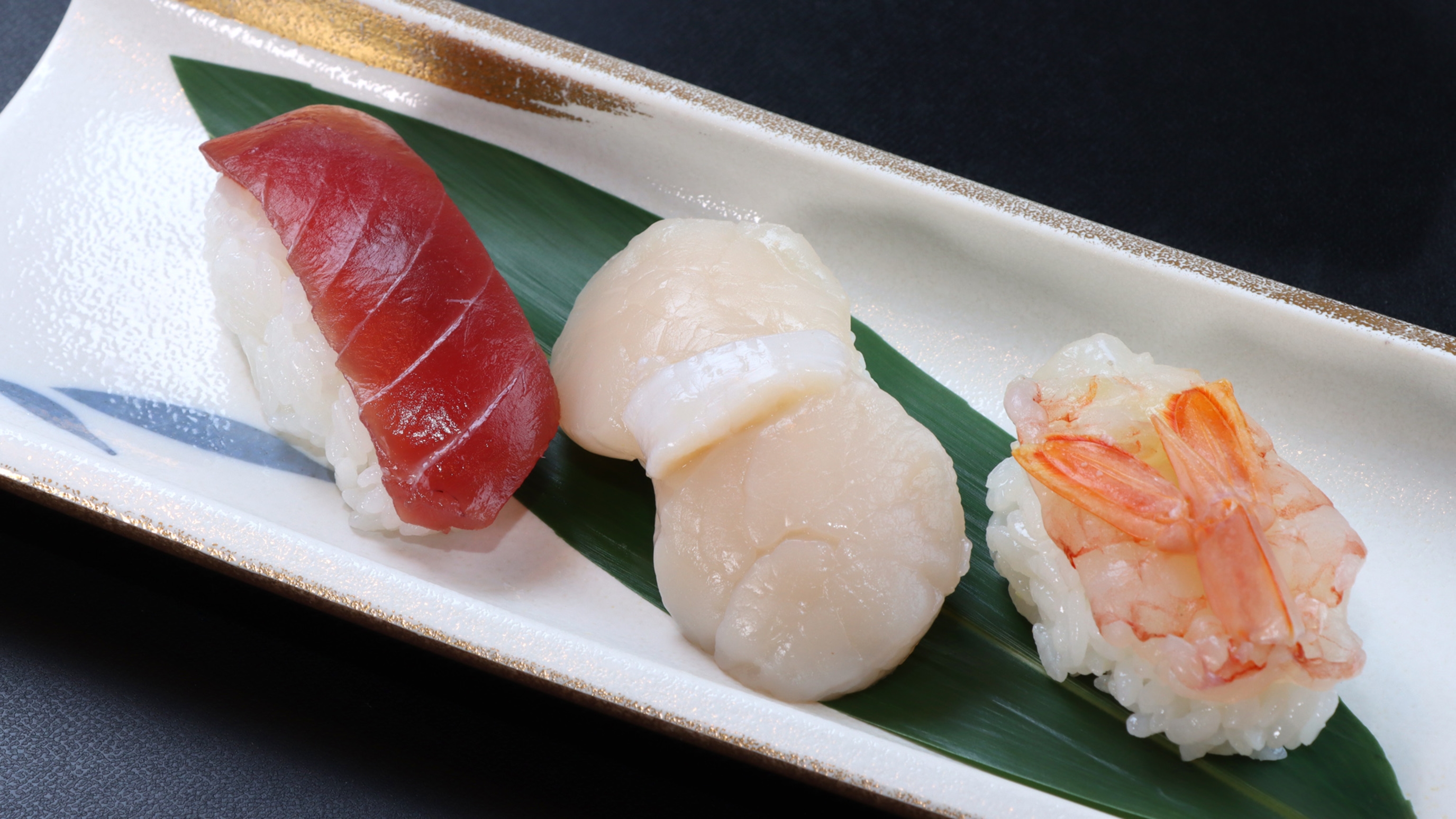 ご夕食一例　旬魚のにぎり寿司　八戸から直送の新鮮な海の幸をにぎり寿司でご提供。