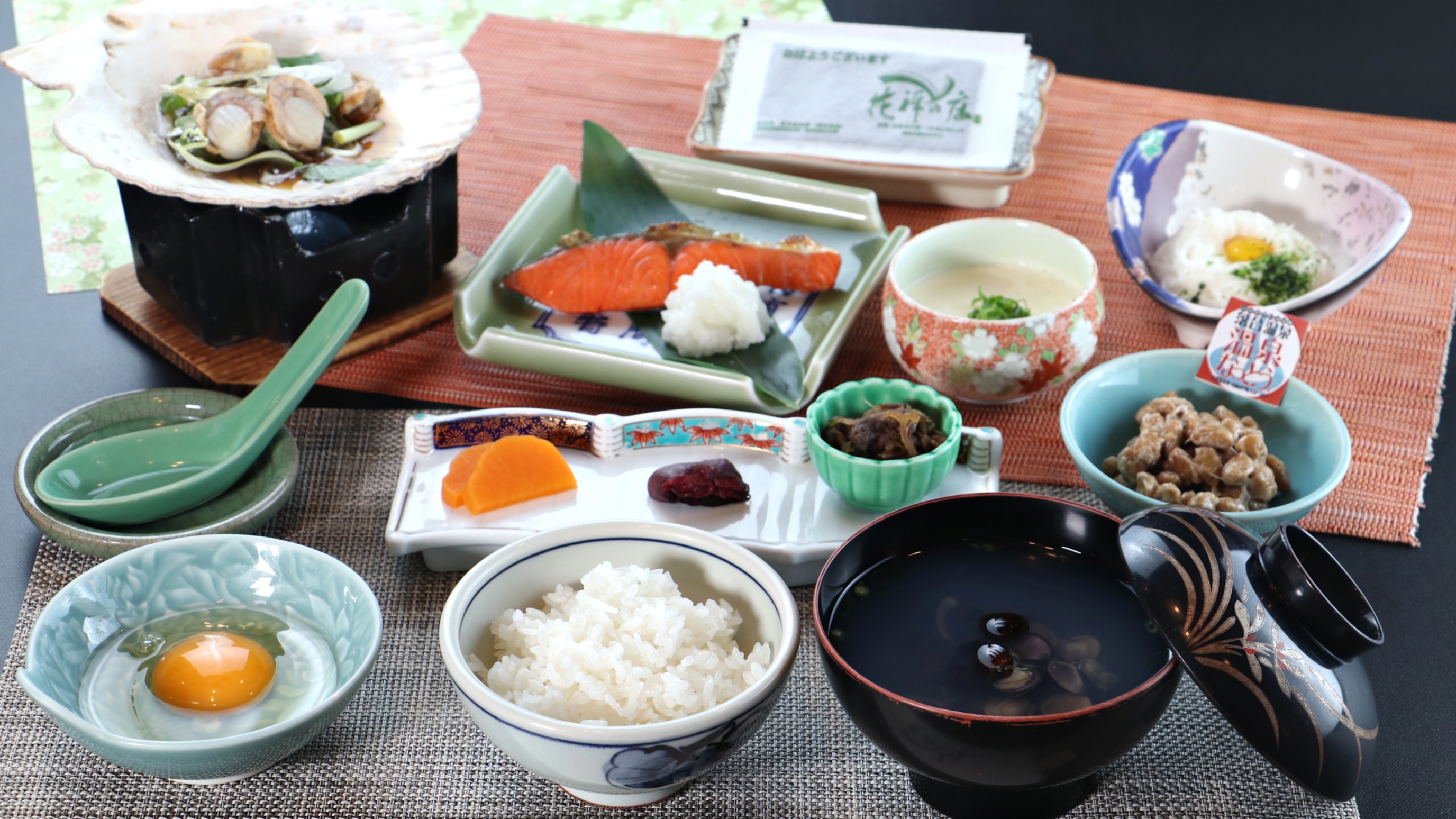 ご朝食　落合温泉豆腐や落合温泉納豆などの名物をはじめとした和朝食をご提供。